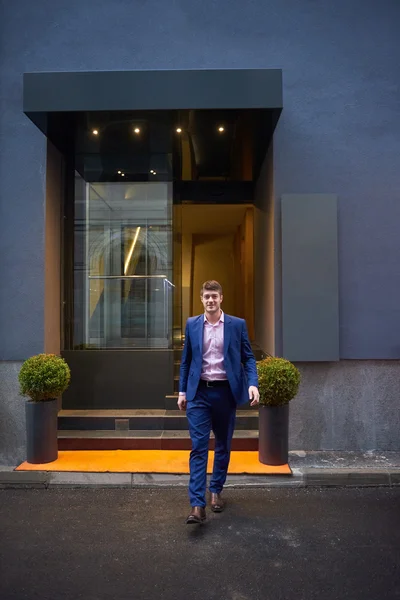 Business man entering  hotel — Stock Photo, Image