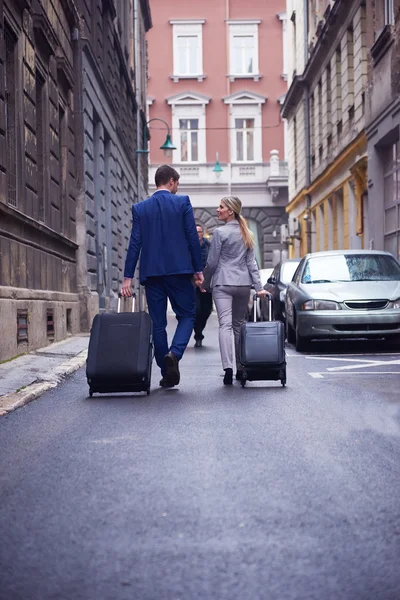 Pessoas de negócios casal entrando hotel — Fotografia de Stock