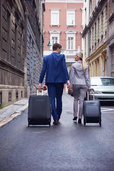 Pessoas de negócios casal entrando hotel — Fotografia de Stock