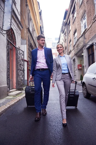 Business people couple entering  hotel — Stock Photo, Image