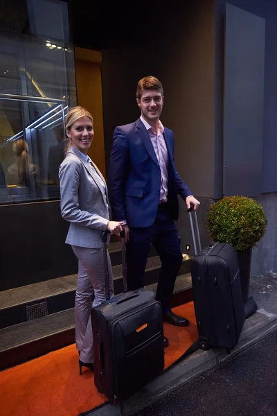 Uomini d'affari coppia entrare in hotel — Foto Stock