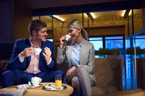 Business couple take drink after work — Stock Photo, Image