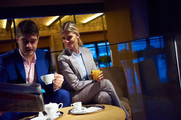 Couple d'affaires prendre un verre après le travail — Photo