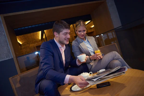 Business couple take drink after work — Stock Photo, Image