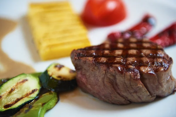 Вкусный стейк из мяса барбекю — стоковое фото