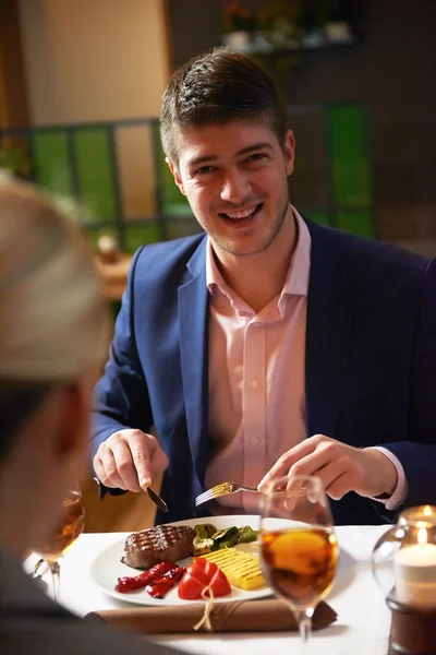 Geschäftspaar beim Abendessen — Stockfoto