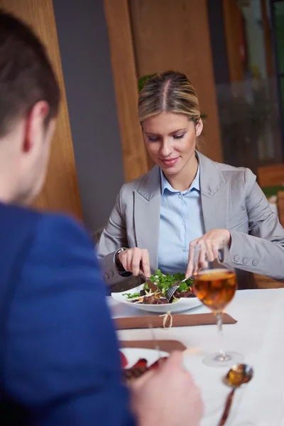 Affärspar som äter middag — Stockfoto