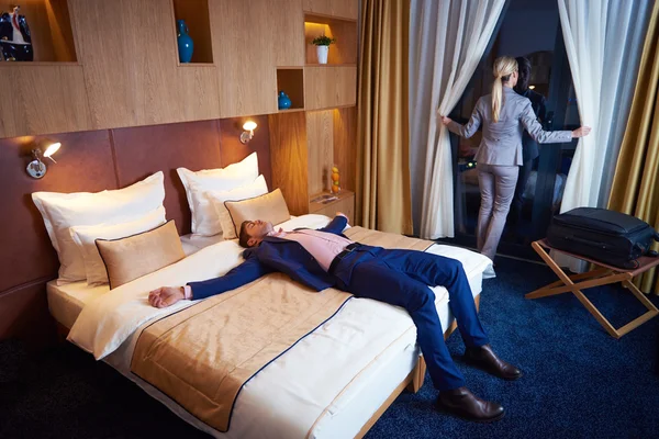 Pareja joven en habitación de hotel moderna —  Fotos de Stock