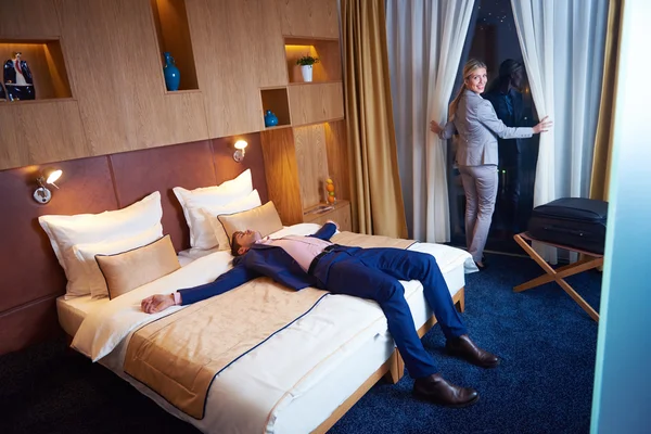 Junges Paar im modernen Hotelzimmer — Stockfoto