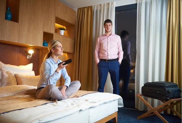 Jeune couple dans une chambre d'hôtel moderne — Photo