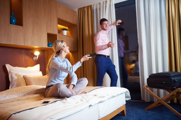 Jeune couple dans une chambre d'hôtel moderne — Photo