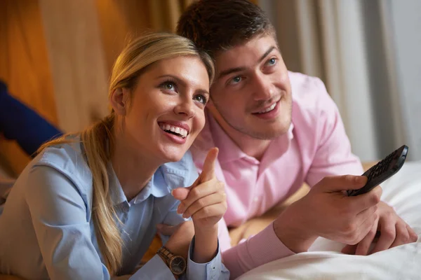 Jovem casal no quarto de hotel moderno — Fotografia de Stock