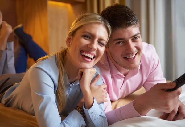 Jeune couple dans une chambre d'hôtel moderne — Photo