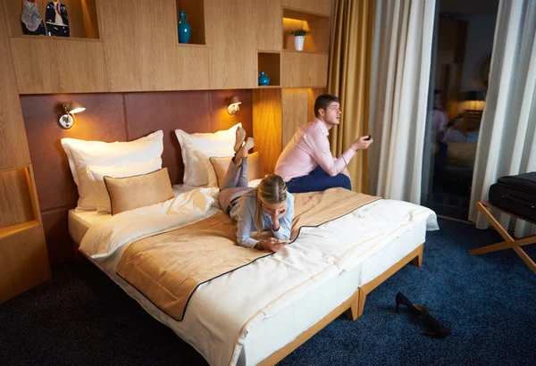 Jovem casal no quarto de hotel moderno — Fotografia de Stock