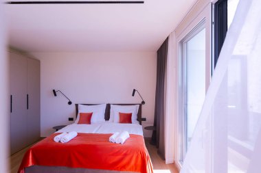 Lüks bir villada, özel bir yüzme havuzuna açılan büyük cam kapıları olan modern açık planlı oturma ve yemek odası, açık havada geniş ve zarif bir yaşam deneyimi sunuyor..