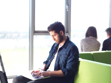 dizüstü bilgisayarda çalışma öğrenci