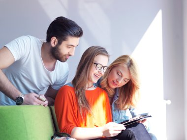 Öğrenci grubu okul projesinde birlikte çalışıyor.