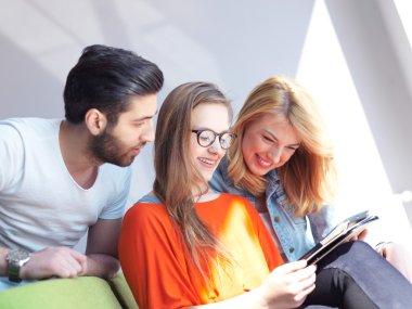 Öğrenci grubu okul projesinde birlikte çalışıyor.