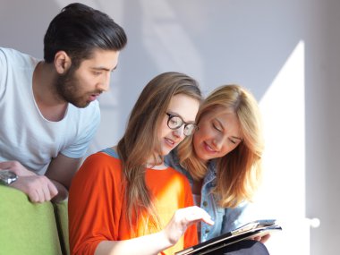 Öğrenci grubu okul projesinde birlikte çalışıyor.