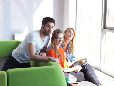 Öğrenci grubu okul projesinde birlikte çalışıyor.