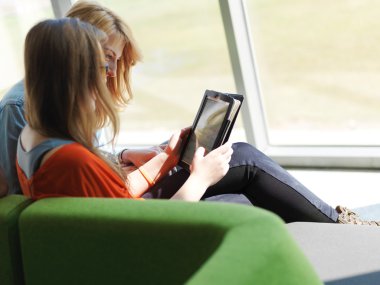 kız öğrencilerin okul projesi üzerinde birlikte çalışma