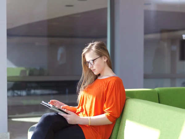 Studente ragazza con tablet computer — Foto Stock