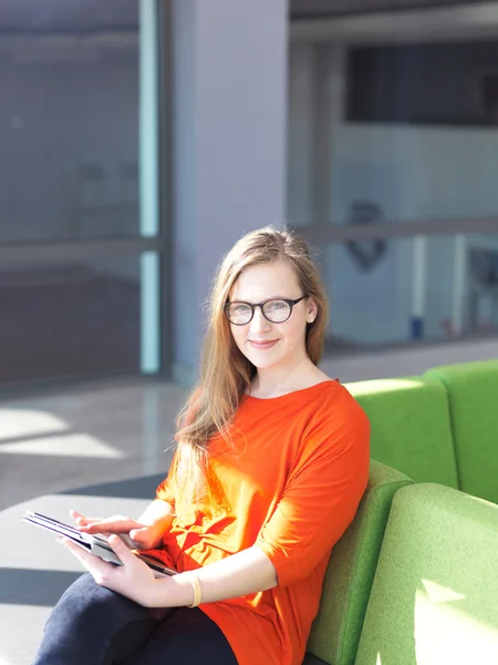 Estudante menina com tablet computador — Fotografia de Stock