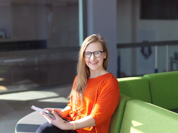 Student meisje met tablet pc — Stockfoto