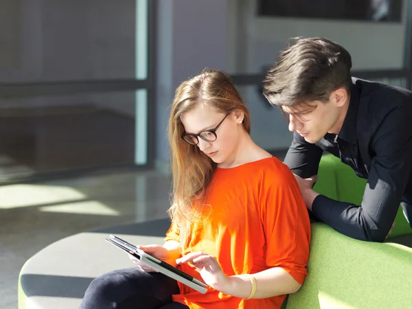 Studenten groep werken aan schoolproject samen — Stockfoto