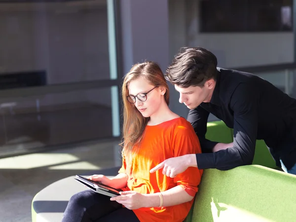 Studenten groep werken aan schoolproject samen — Stockfoto