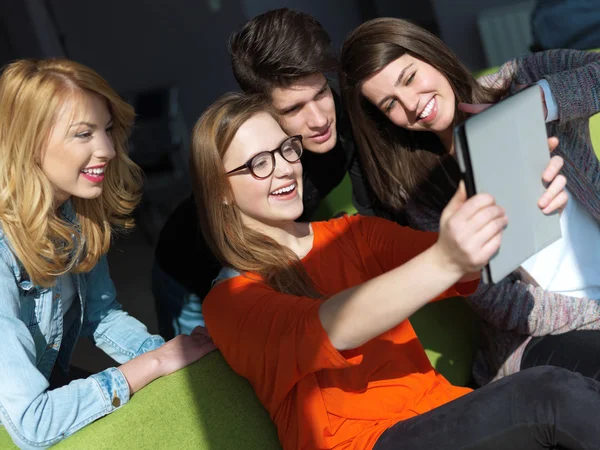 Studentengruppe arbeitet gemeinsam an Schulprojekt — Stockfoto