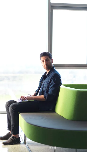 Estudiante trabajando en el ordenador portátil — Foto de Stock