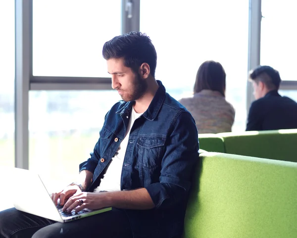 Student werkt aan laptop — Stockfoto