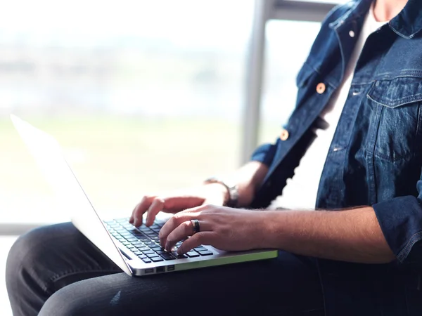 Estudiante trabajando en el ordenador portátil — Foto de Stock