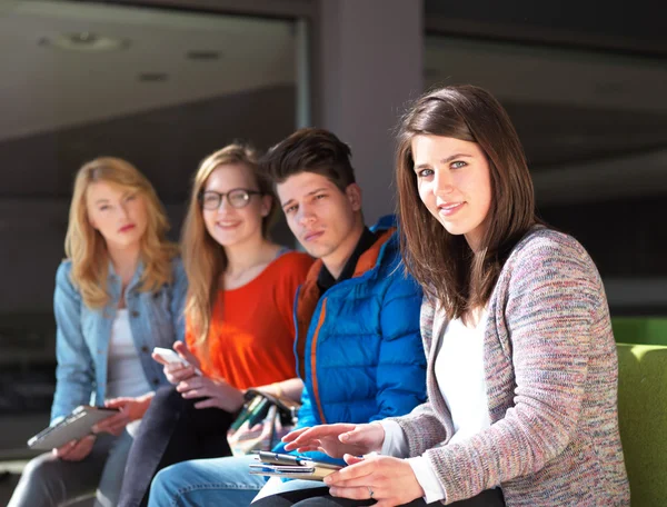 Grupo de estudiantes trabajando juntos en el proyecto escolar — Foto de Stock