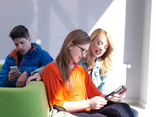 Gruppo di studenti che lavorano insieme al progetto scolastico — Foto Stock