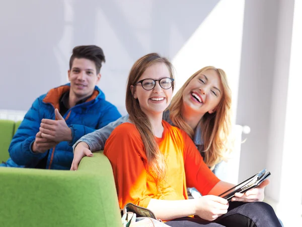 Skupina studentů pracujících společně na školním projektu — Stock fotografie