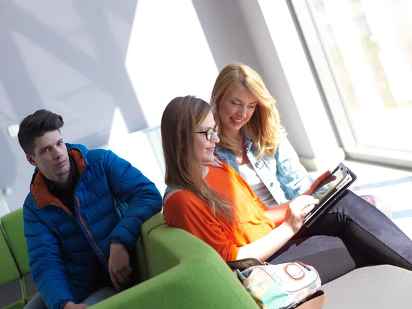 Studenten groep werken aan schoolproject samen — Stockfoto