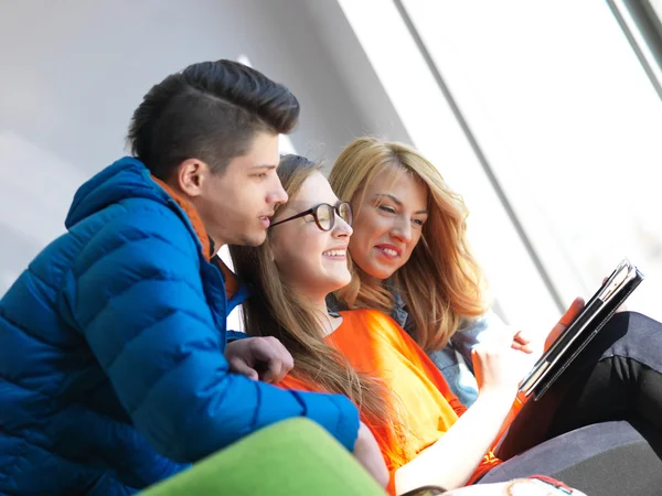 Studentengruppe arbeitet gemeinsam an Schulprojekt — Stockfoto