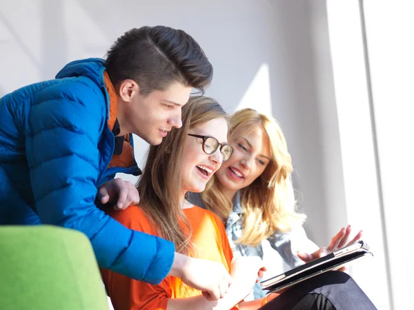 Grupo de estudiantes trabajando juntos en el proyecto escolar — Foto de Stock