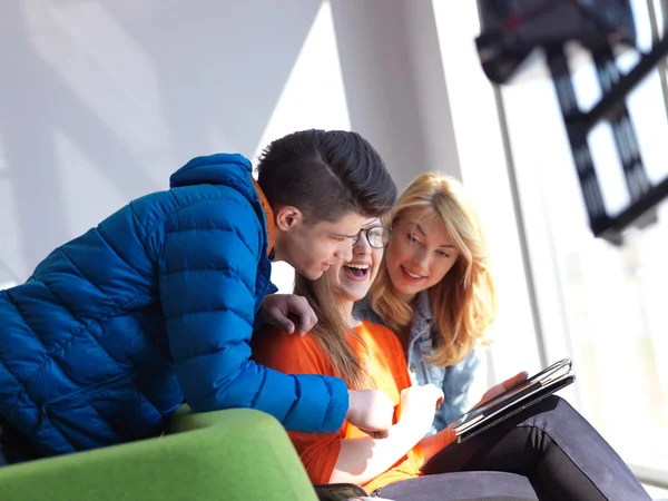 Studentengruppe arbeitet gemeinsam an Schulprojekt — Stockfoto