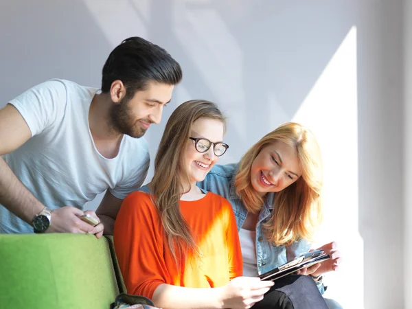 Gruppo di studenti che lavorano insieme al progetto scolastico — Foto Stock