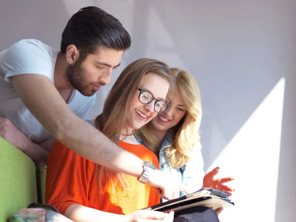 Skupina studentů pracujících společně na školním projektu — Stock fotografie