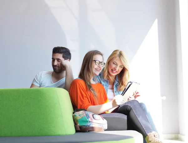 Studenten groep werken aan schoolproject samen — Stockfoto