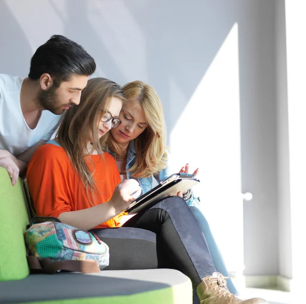 Studenten groep werken aan schoolproject samen — Stockfoto