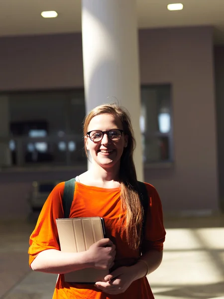 Estudiante chica con tableta —  Fotos de Stock