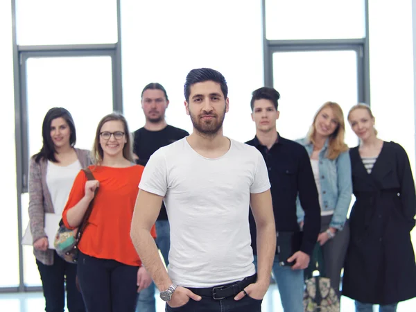 Studenten groep staande samen als team — Stockfoto