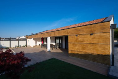 Özel bir yüzme havuzu ve geniş ahşap güvertesi olan modern villa, fayanslı çatı altında bir açık hava yemek alanı barındırıyor. Güzel, güneşli bir ortamda lüks bir yaşam ve rahatlığın tadını çıkar..