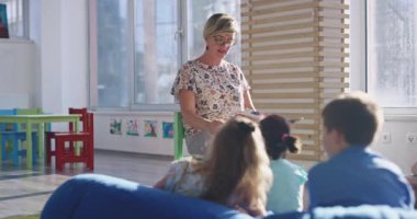 El hijyenini gösteren koruyucu bir maske takan kadın öğretmen ya da salgın ya da grip sezonunda sınıfta maske takan öğrencilere bir ders anlatıyor. Sinematik ağır çekim