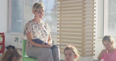 El hijyenini gösteren koruyucu bir maske takan kadın öğretmen ya da salgın ya da grip sezonunda sınıfta maske takan öğrencilere bir ders anlatıyor. Sinematik ağır çekim